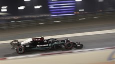 Fin Valtteri Bottas z Mercedesu jede kvalifikaci na Velkou cenu Bahrajnu.