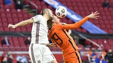 Loty Arturs Zjuzins (vlevo) a Nizozemec Luuk de Jong v hlavikovém souboji