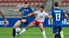 Milan �kriniar (vlevo) ze Slovenska a Alexander Satariano z Malty bojují o...