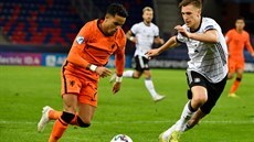 Nizozemec Justin Kluivert (vlevo) vede balon, ze strany ho brání Nico...