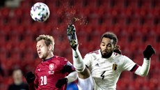 Belgian Jason Denayer (vpravo) v souboji s Matjem Vydrou.