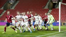 Fotbalisté obou tým sledují ped brankou Belgie balon.