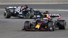 Jezdec Red Bullu Max Verstappen (v popedí) bhem Velké ceny Bahrajnu