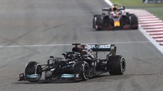 Lewis Hamilton (v popedí) z Mercedesu na trati Velké ceny Bahrajnu, za ním...