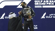 Lewis Hamilton (vpravo) pijímá gratulaci a pohár pro vítze Velké ceny...