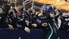 Lewis Hamilton slaví s týmovými kolegy vítzství ve Velké cen Bahrajnu.
