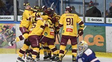 Hokejisté Jihlavy se radují z vítězné trefy v prodloužení v zápase proti...