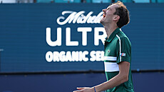 AU, AU, AU. Ruský tenista Daniil Medvedv ve tetím kole turnaje v Miami trpí...
