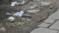 Chodníky na havlíkobrodském sídliti Na Výin jsou vtinou z litého asfaltu...