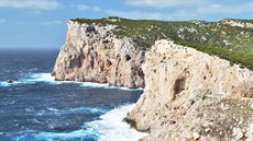 Skalnaté pobeí na severozápad Sardinie u mysu Capo Caccia
