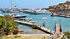 P�ístav v Porto Cervo na Smaragdovém pob�e�í dýchá luxusem.