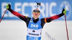 Norka Marte Olsbuová-Röiselandová vít�zí ve stíhacím závod� v Östersundu.