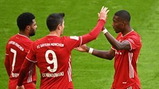 Robert Lewandowski, kanonýr Bayernu Mnichov, oslavuje svoji trefu se spoluhrái.