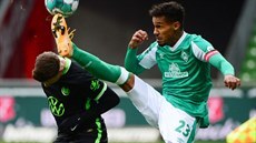 Theodor Gebre Selassie z Werderu Brémy (vpravo) v utkání proti Wolfsburgu