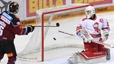 Olomoucký branká� Branislav Konrád inkasuje v utkání proti Spart�.