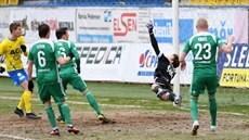 Teplický Ladislav Kodad (vlevo) stílí gól v utkání proti Bohemians.