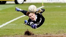 Hugo Jan Bakovský, branká Bohemians, zasahuje v utkání proti Teplicím.