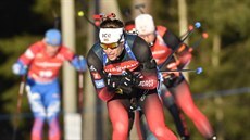 Sturla Holm Lägreid bhem závodu s hromadným startem v Östersundu