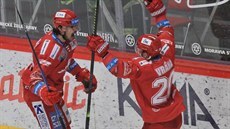 Třinecký Petr Vrána (vpravo) se raduje se střelcem gólu Matějem Stránským.