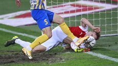 Slávistický útoník Jan Kuchta stílí gól v utkání proti Opav.