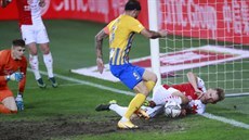 Slávistický útoník Jan Kuchta stílí gól v utkání proti Opav.