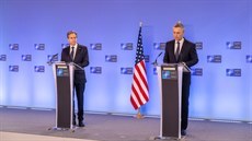 Americký ministr zahraničí Antony Blinken a šéf NATO Jens Stoltenberg v...