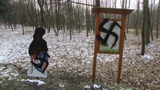 Vandalové po�márali nau�nou stezku v ostravském B�lském lese.
