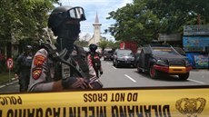 Dva sebevraední atentátníci zaútoili u kostela v indonéském mst Makassar....