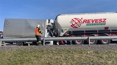 Srážka dodávky s cisternou na 1. kilometru D8 ve směru na Prahu (25. března...