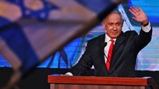 Izraelský premiér Benjamin Netanjahu mává svým příznivcům. (24. března 2021)