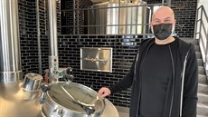 Sládek pivovaru Füchschen Peter König pózuje ped varnou. (25. bezna 2021)