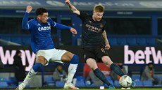 Kevin de Bruyne z Manchesteru City (vpravo) nap�ahuje ke gólové st�elec ve...