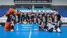Florbalisté Mladé Boleslavi s Prezidentským pohárem pro vít�ze základní �ásti.