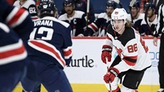 U puku Jack Hughes z New Jersey Devils, proti nmu Jakub Vrána z Washington...