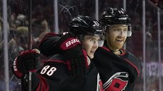 Martin Neas (vlevo) a Dougie Hamilton slaví gól Caroliny.