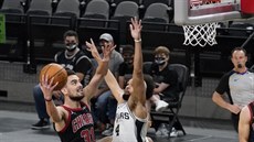 Tomá Satoranský v dresu Chicaga zakonuje v utkání proti San Antoniu.