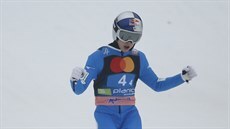 Japonský skokan na lyích Rjóju Kobajai v souti drustev pi letech v...