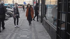 Lidé jdou kolem výstavy ve výloze Fotograf Gallery.