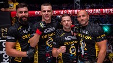 Slovenský MMA zápasník Milan atelinka (druhý zleva), úpln vpravo je jeho...