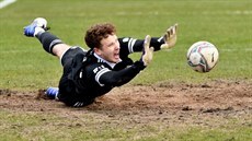 Branká Bohemians Hugo Jan Bakovský zasahuje v zápase s Teplicemi.