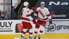 Martin Ne�as (vpravo) z Caroliny se raduje z gólu v duelu s Columbusem.