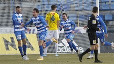 Ústecký úto�ník Simon Gollnack.(druhý zleva) se raduje z gólu v duelu s...