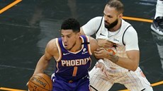 Devin Booker (vllevo) z Phoenixu se snaí vymanit z bránní Evana Fourniera z...