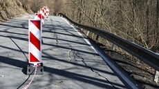 Silnice II/369 musela být u Hanušovic v polovině února uzavřena kvůli sesouvání svahu. Už před čtvrt stoletím místo poničila povodeň. Obec po nápravě volala marně.