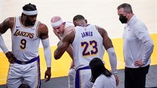 LeBron James se zranil, spoluhrái z LA Lakers mají obavy, zleva Wesley...