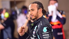 Lewis Hamilton se raduje po svém triumfu.