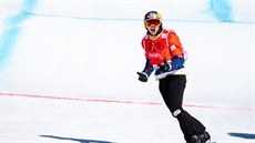 eská snowboardcrossaka Eva Samková slaví triumf ve výcarském Veysonnaz.