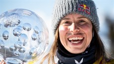 eská snowboardcrossaka Eva Samková s kiálovým glóbusem za prvenství ve...