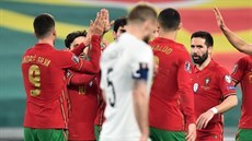 Portugaltí fotbalisté se radují z branky do sít Ázerbájdánu.