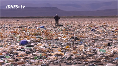 Bolivijské jezero Uru Uru je pokryté odpadem, pedevím tím plastovým. Voda je...